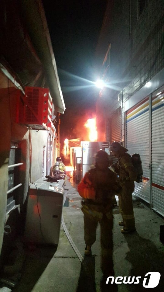 화재를 진압하고 있는 모습(부산지방경찰청 제공)ⓒ 뉴스1