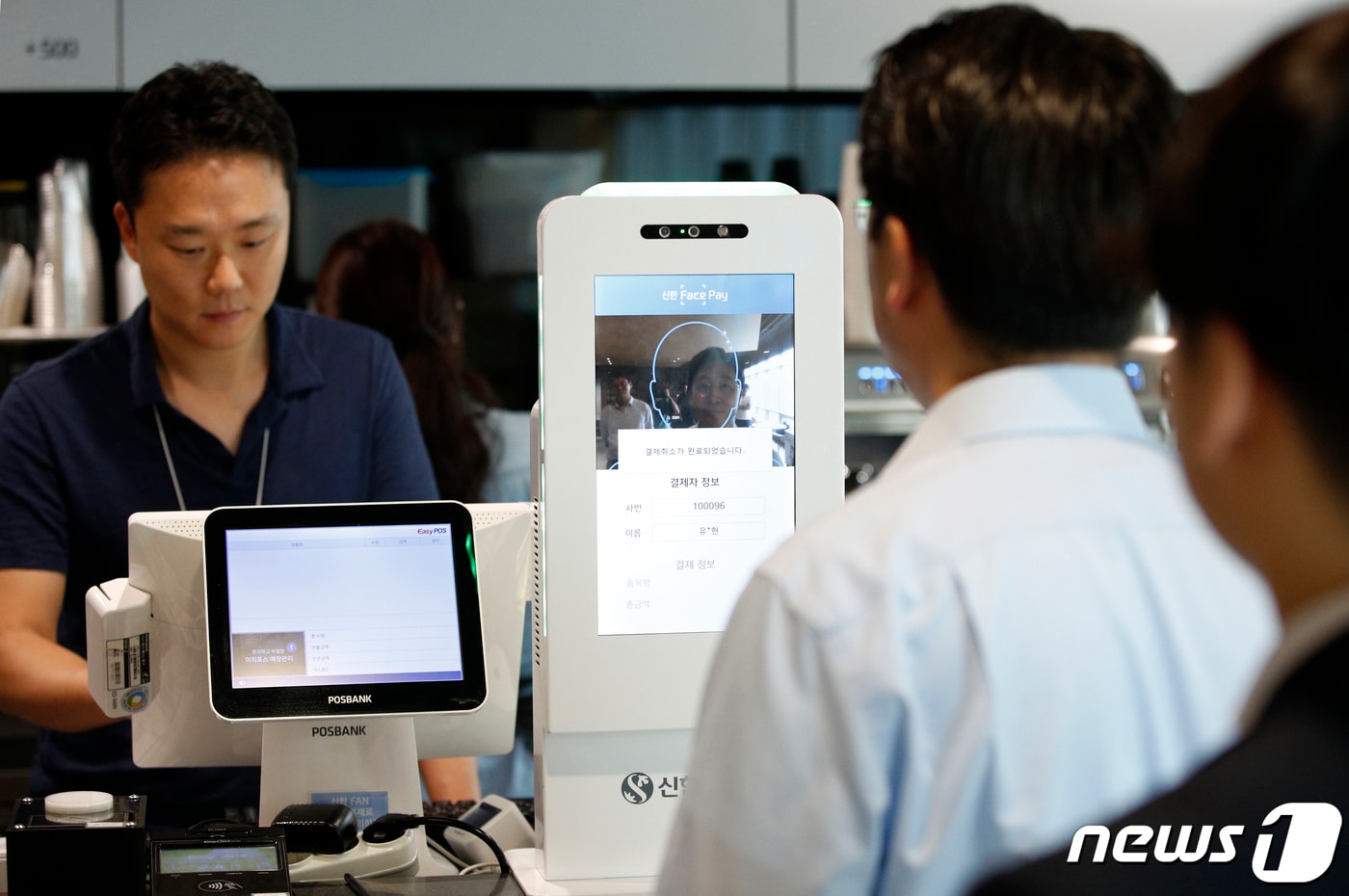 유태현 신한카드 디지털First본부장이 서울 중구 신한카드 본사 내 카페에서 신한 페이스페이(Face Pay) 결제를 시연하는 모습. 2019.8.1/뉴스1 ⓒ News1 안은나 기자