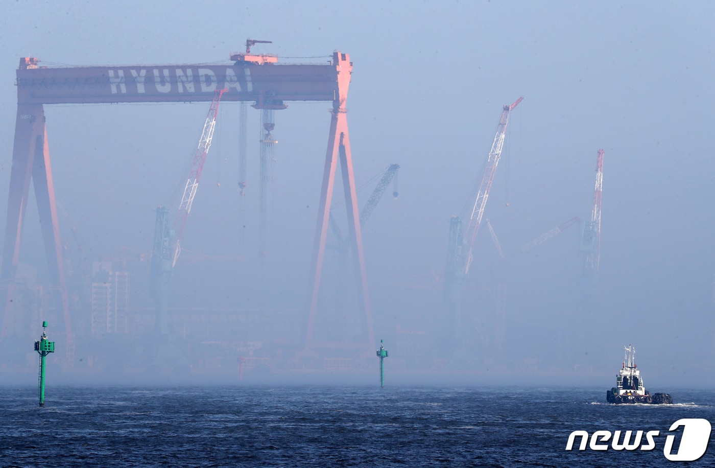 1일 오후 울산시 남구 장생포에서 바라본 현대중공업 해양사업본부 골리앗 크레인이 해무에 휩싸여 있다. 2019.8.1/뉴스1 ⓒ News1 윤일지 기자