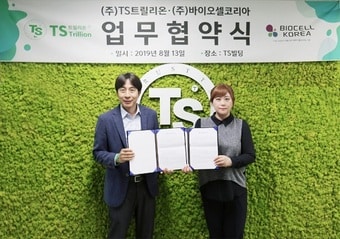 TS트릴리온 장기영 대표(왼쪽)와 바이오셀코리아 채민희 대표<strong> </strong>ⓒ 뉴스1