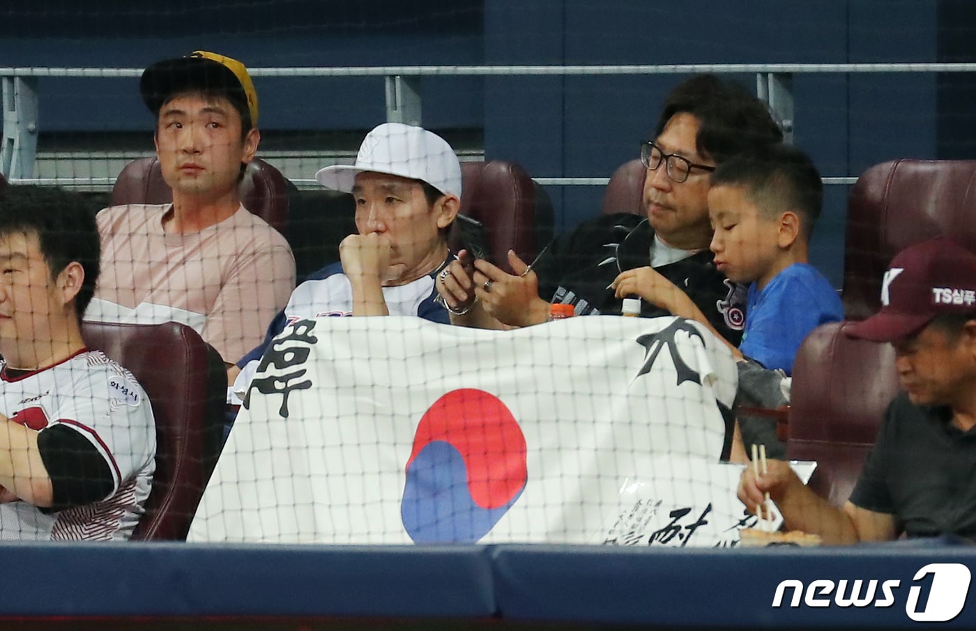 태극기를 들고 응원하는 야구팬들. 뉴스1 DB ⓒ News1 DB