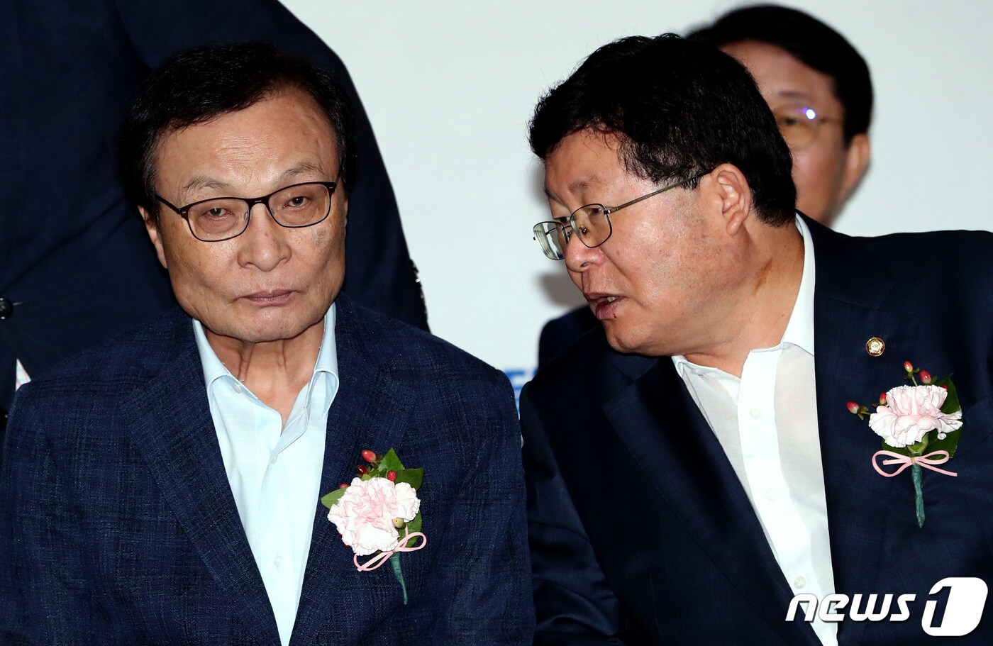이해찬 더불어민주당 대표&#40;사진 왼쪽&#41;와 설훈&#40;사진 오른쪽&#41; 민주당 최고위원. ⓒ News1 박정호 기자