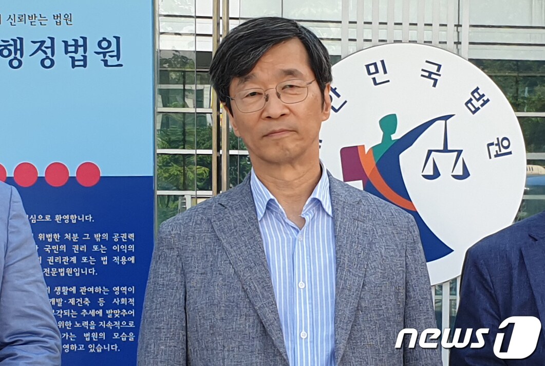 곽노현 전 서울시교육감이 2019년 8월 16일 서울 양재동 서울행정법원 청사 앞에서 국정원장을 상대로 낸 &#39;불법사찰 관련 정보 비공개처분 취소소송&#39;에서 승소한 뒤 열린 기자회견에서 입장발표를 하고있다. 2019.8.16/뉴스1 ⓒ News1 박승희 기자