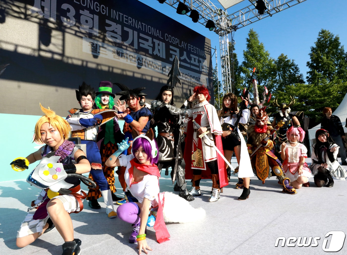 16일 오후 경기 부천 한국만화영상진흥원 앞 야외무대에서 열린 부천국제만화축제에서 경기국제코스프레페스티벌이 진행되고 있다.  2019.8.16/뉴스1 ⓒ News1 정진욱 기자