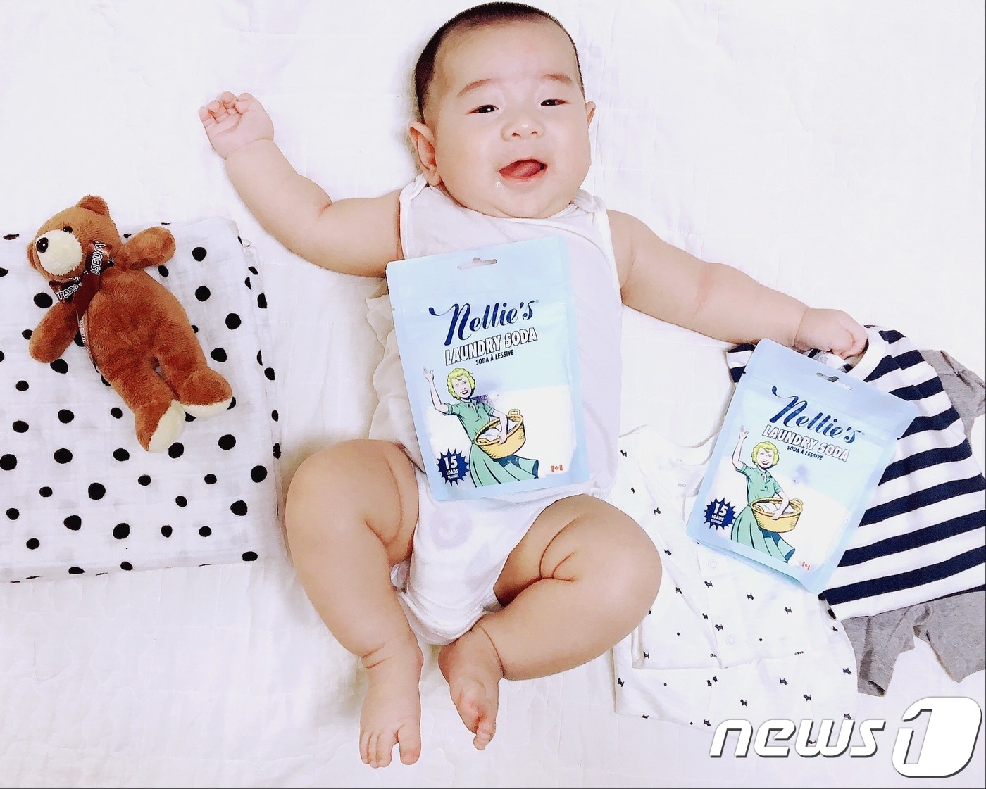 아기모델이 넬리소다 세탁세제와 함께 포즈를 취하고 있다.ⓒ 뉴스1