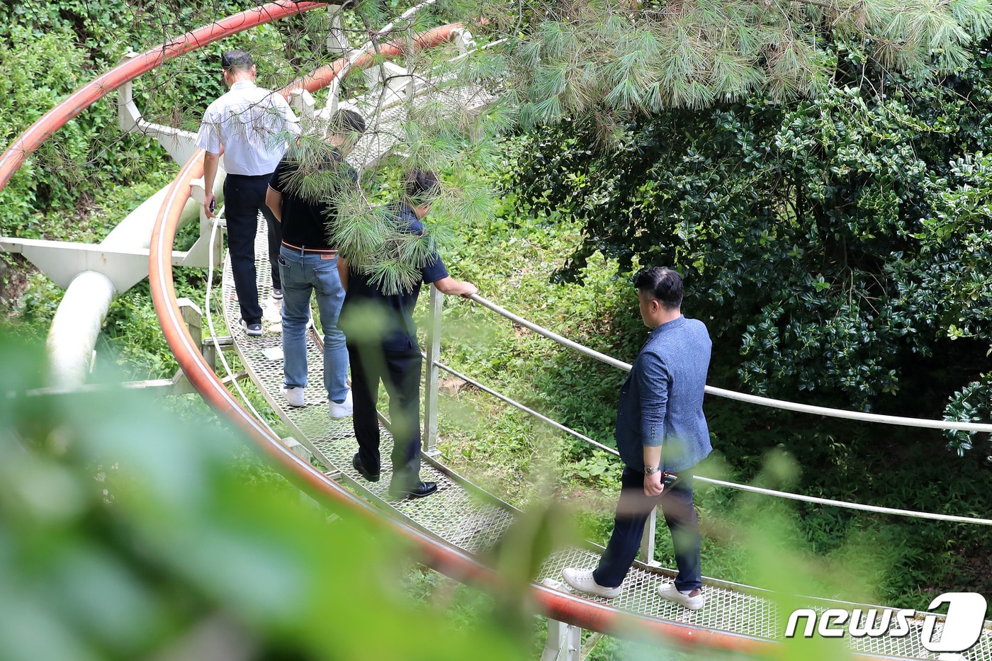 19일 오후 대구 달서구 두류동의 놀이공원 이월드에서 놀이기구 안전사고 현장감식을 앞두고 경찰 관계자들이 사고현장을 살펴보고 있다. 지난 16일 오후 6시 50분쯤 이월드에서 롤러코스터(궤도열차) 허리케인 근무자 A씨(22)가 객차 뒤편 레일에 오른쪽 다리가 끼어 무릎 아래가 절단되는 사고가 발생했다. 2019.8.19/뉴스1 ⓒ News1 공정식 기자