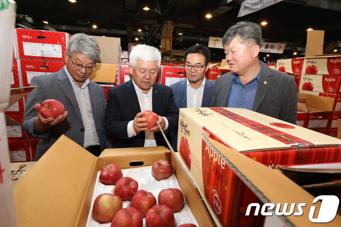 19일 황인홍 무주군수와(왼쪽 두번째)가 서울 가락시장을 방문해 무주반딧불사과를 보고 있다.(무주군제공) 2019.8.19 /뉴스1