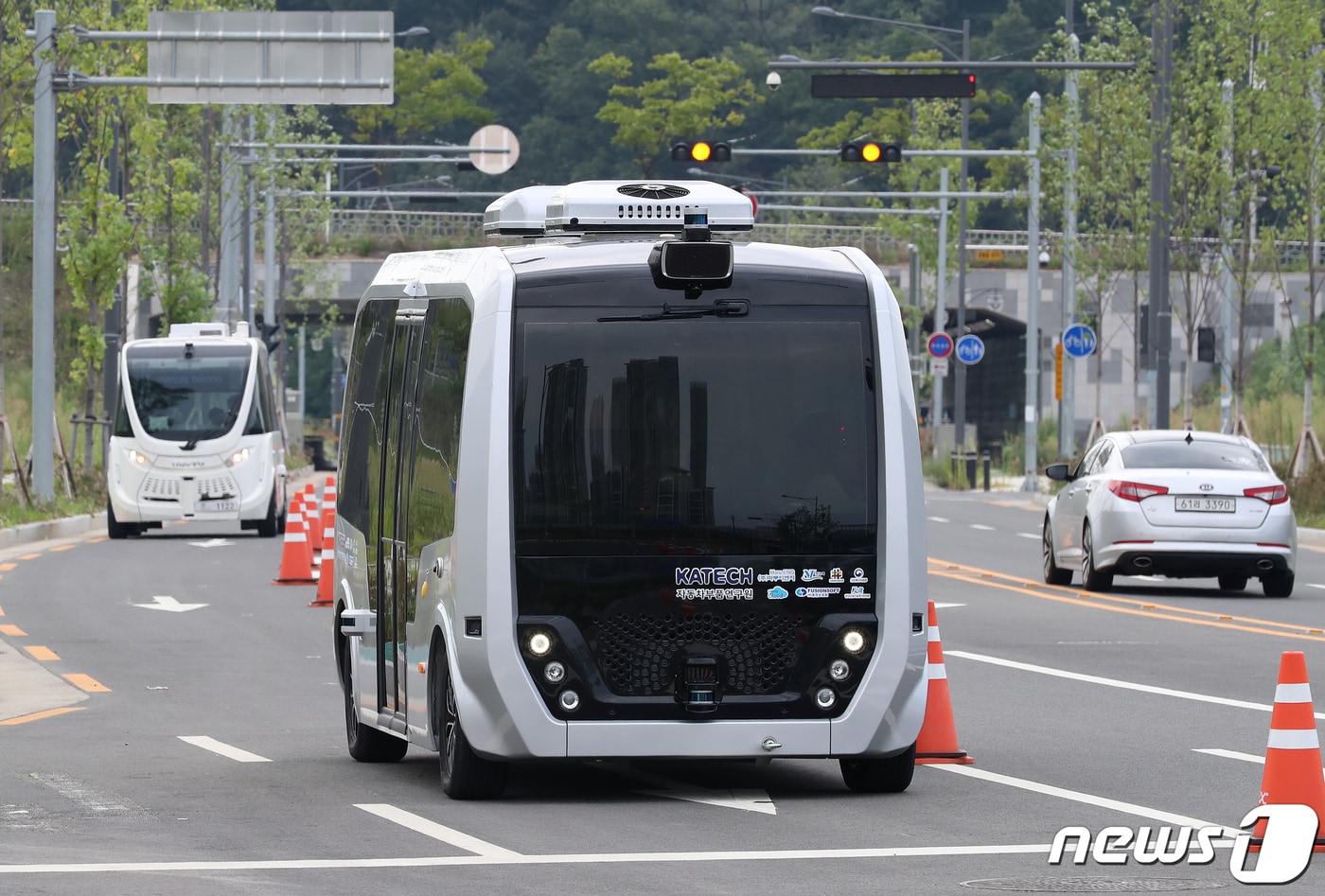 대구 DRT에 음주운전 방지장치가 도입되는 등 AI 기반 안전관리가 추진된다. 사진은 대구에서 시험 운행 중인 지율주행 셔틀버스. &#40;사진은 기사 내용과 무관함&#41; 뉴스1 ⓒ News1 자료 사진