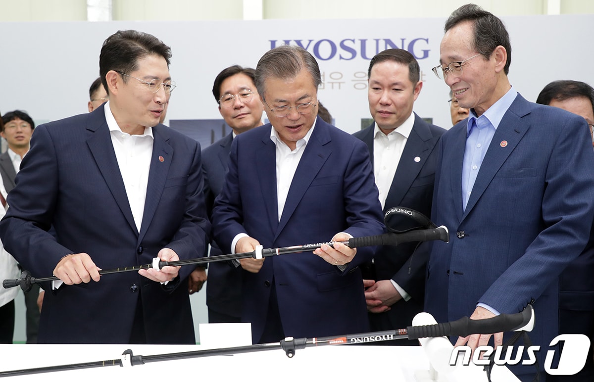 문재인 대통령이 20일 오후 전북 전주시 효성첨단소재 전주공장에서 열린 탄소섬유 신규투자 협약식 후 조현준 효성 회장의 설명을 들으며 탄소섬유 활용 제품을 살펴보고 있다. (청와대 제공) 2019.8.20/뉴스1