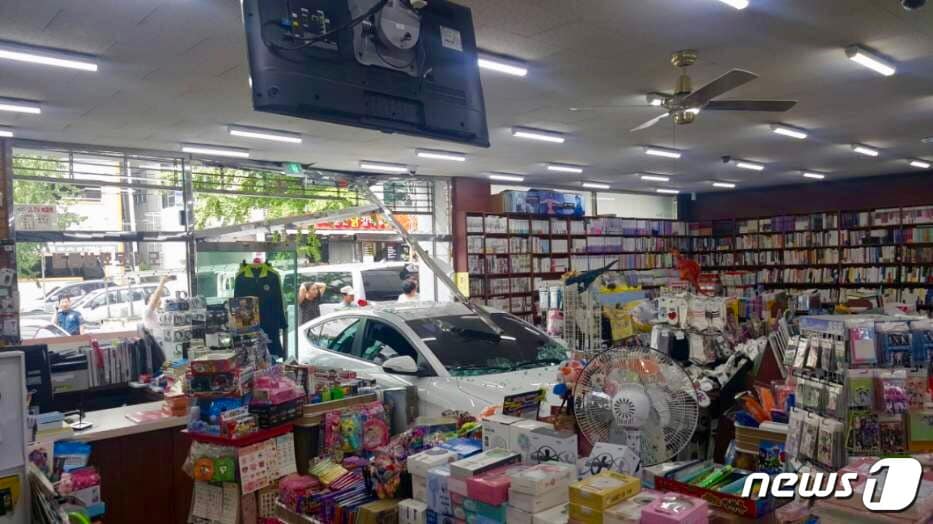 20일 오후 3시20분쯤 대구 달서구 이곡동에서 A씨가 몰던 승용차가 문구점으로 돌진하는 사고가 발생했다. (대구경찰청 제공) 2019.8.20 /ⓒ 뉴스1