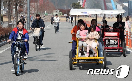 엑스포시민광장에서 시민들이 여가를 보내고 있다. ⓒ 뉴스1