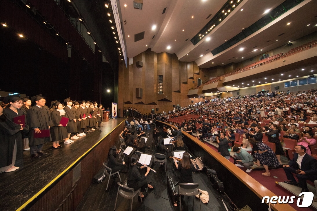 전북대학교 2018학년도 후기 학위수여식이 22일 오전 10시 삼성문화회관에서 개최됐다.(전북대 제공)ⓒ 뉴스1