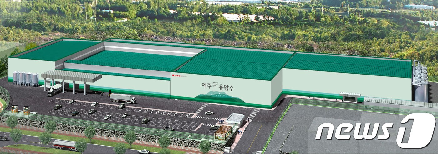 제주시 구좌읍 제주용암해수일반산업단지에 들어서는 제주용암수 생산공장.(오리온제주용암수 제공) ⓒ 뉴스1