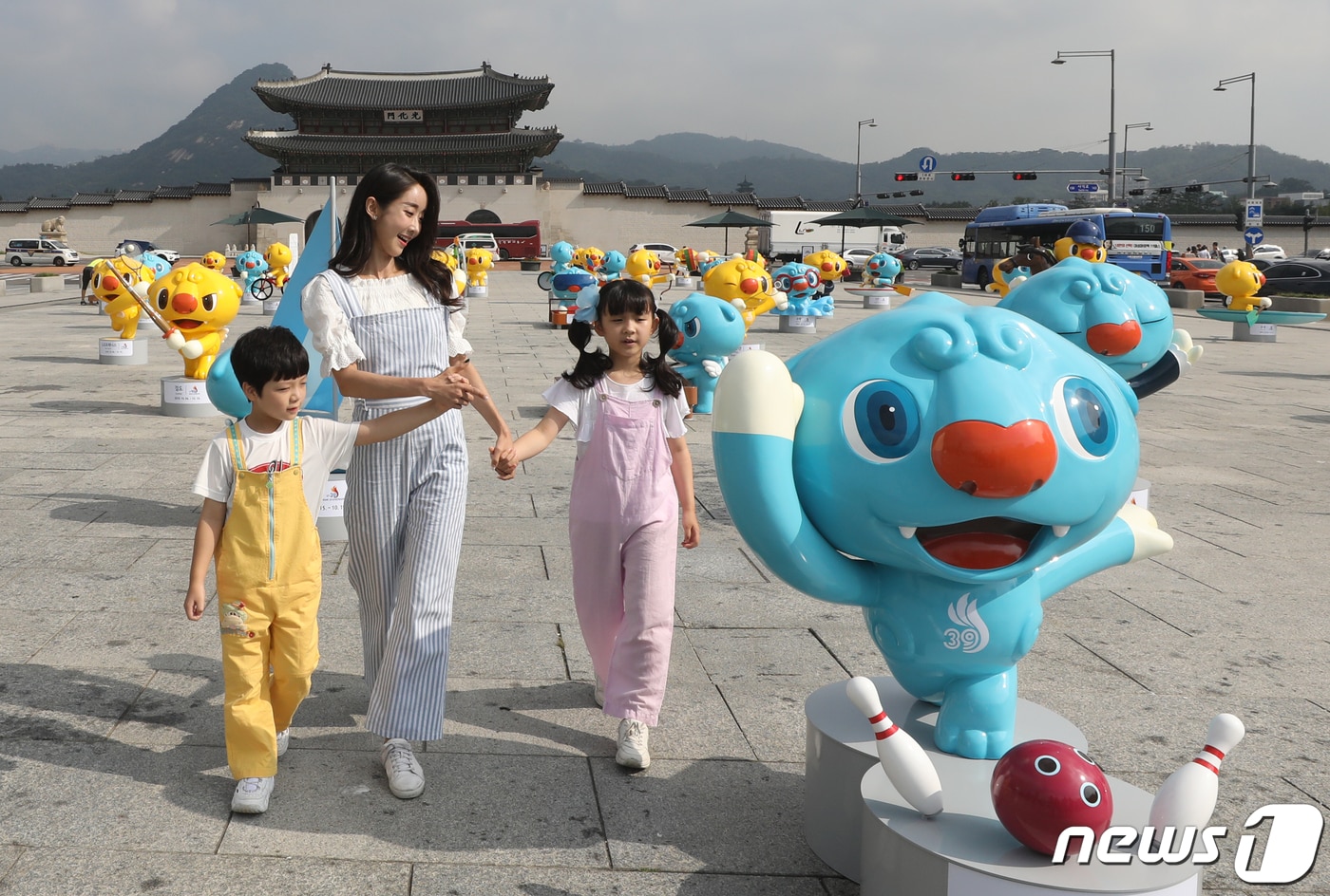 26일 오전 서울 세종대로 광화문 광장에서 열린 전국체전 마스코트(노랑)인 해띠와 전국장애인체전 마스코트(파랑)인 해온 특별 전시회'에서 시민들이 마스코트를 관람하고 있다. 2019.8.26/뉴스1 ⓒ News1 이동해 기자