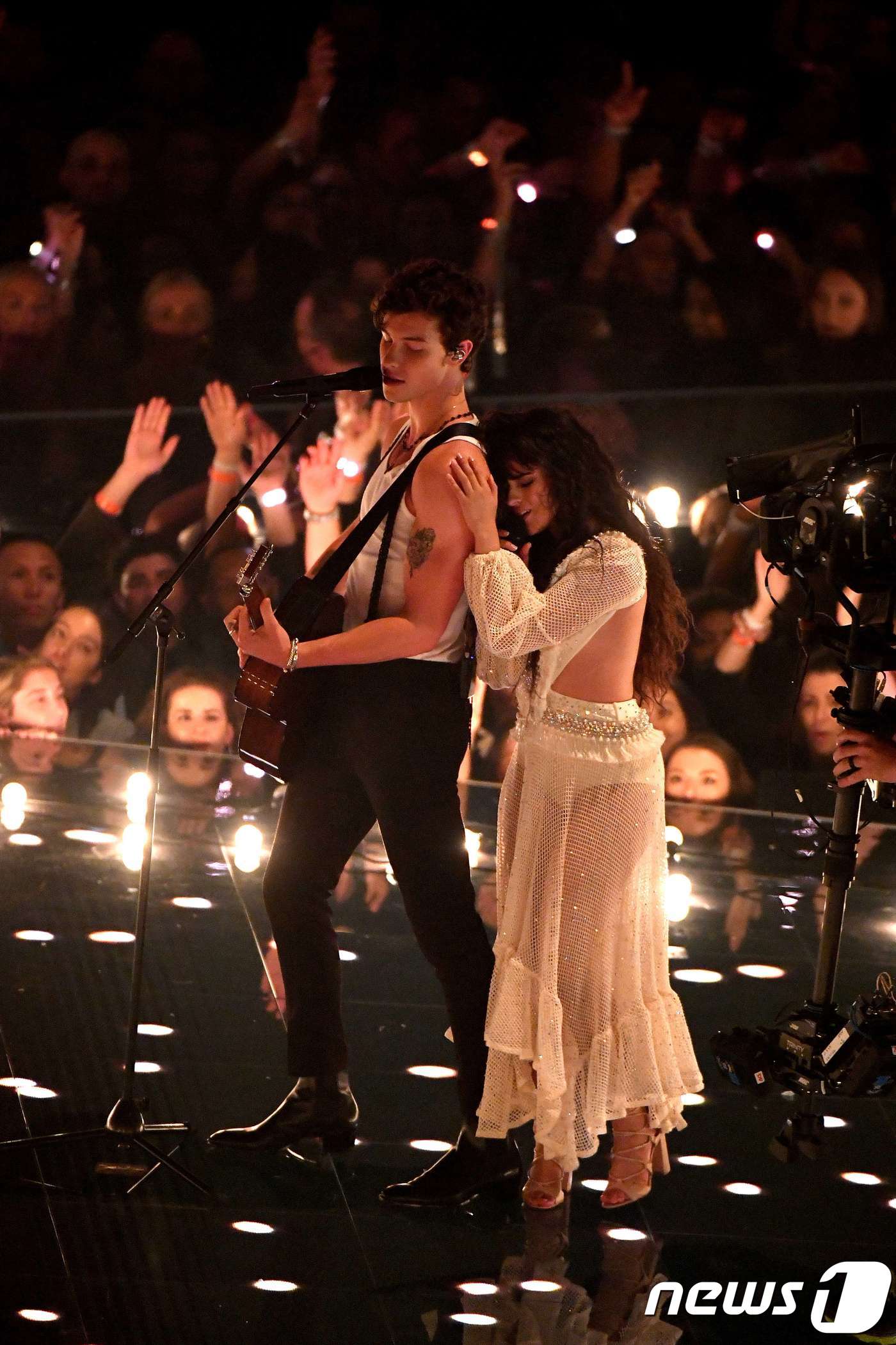 션 멘데스(왼쪽)와 카밀라 카베요 ⓒ AFP=뉴스1