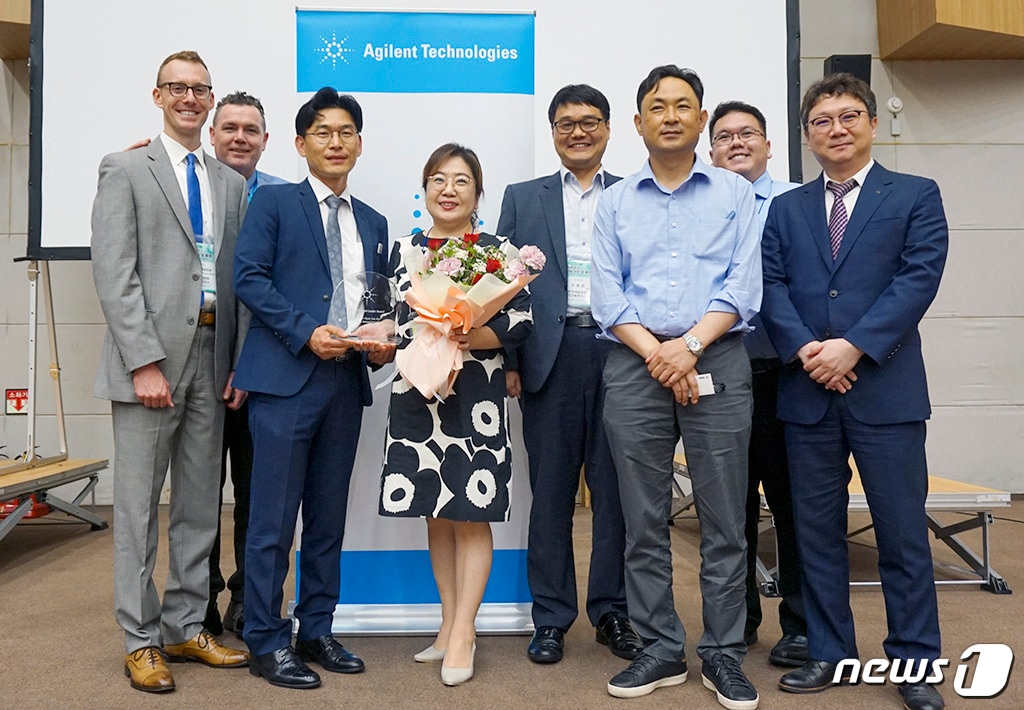 충남대 안현주 교수(가운데)가 애질런트 창의 리더상을 수상하고 기념사진을 촬영하고 있다. (충남대학교 제공) ⓒ 뉴스1