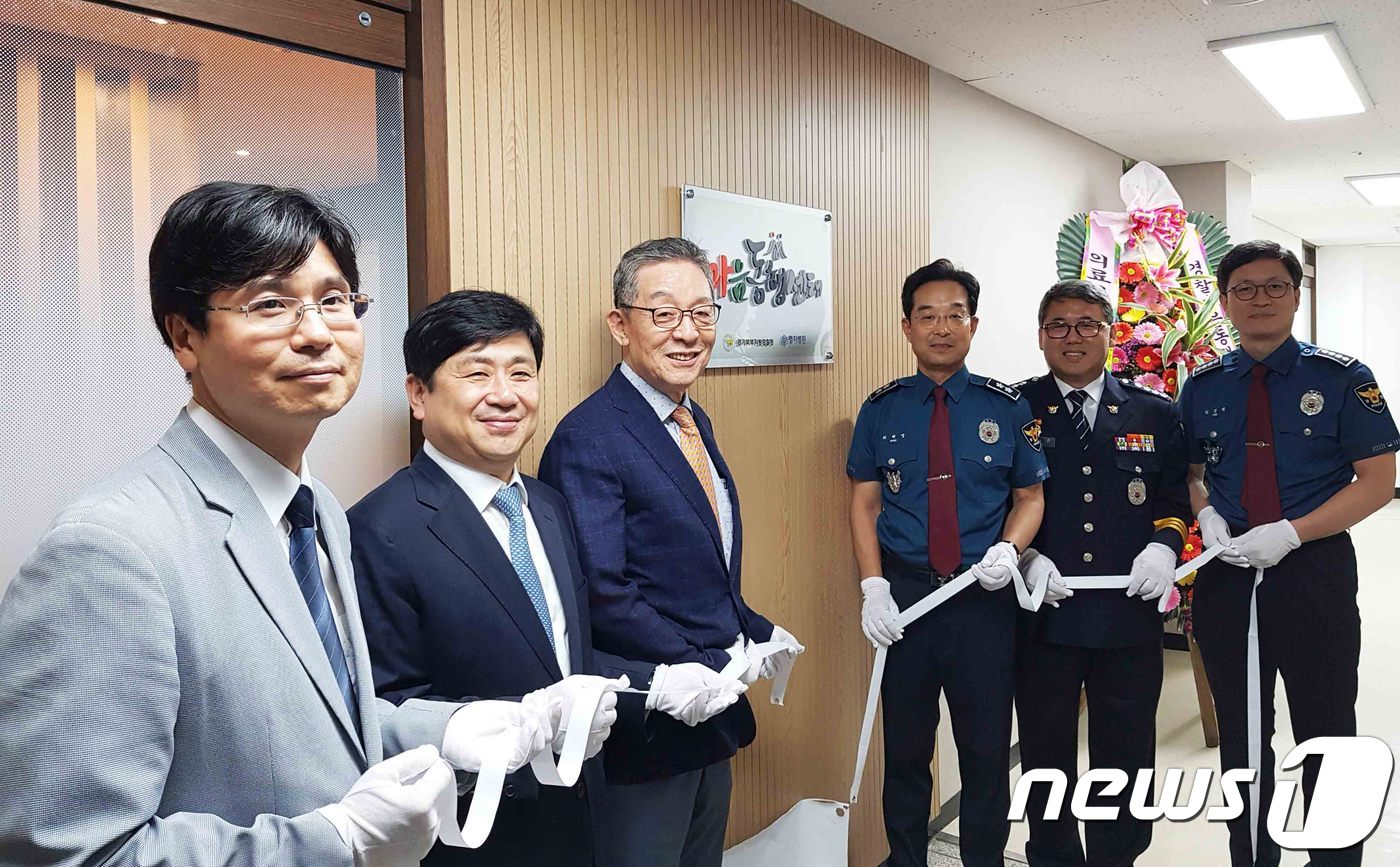29일 경기 고양시 경찰마음동행센터 운영 협약식과 개소식 및 현판식이 열렸다. 사진 왼쪽부터 송후림 명지병원 정신건강의학과장, 김진구 명지병원장, 김세철 명지의료재단 의료원장, 최해영 경기북부지방경찰청장, 홍명곤 경찰청 복지정책담당관, 김선권 고양경찰서장. /사진제공=명지병원 ⓒ 뉴스1