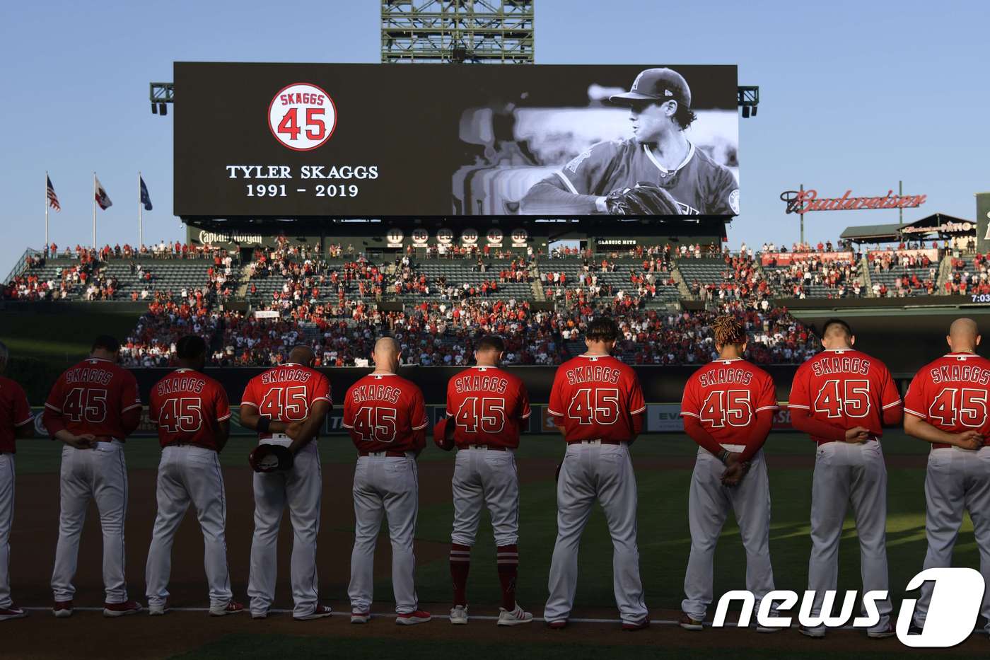 돌연사한 타일러 스캑스를 추모하는 LA 에인절스 동료들.스캑스의 이름과 등번호가 적힌 유니폼을 입고 있다. ⓒ AFP=뉴스1