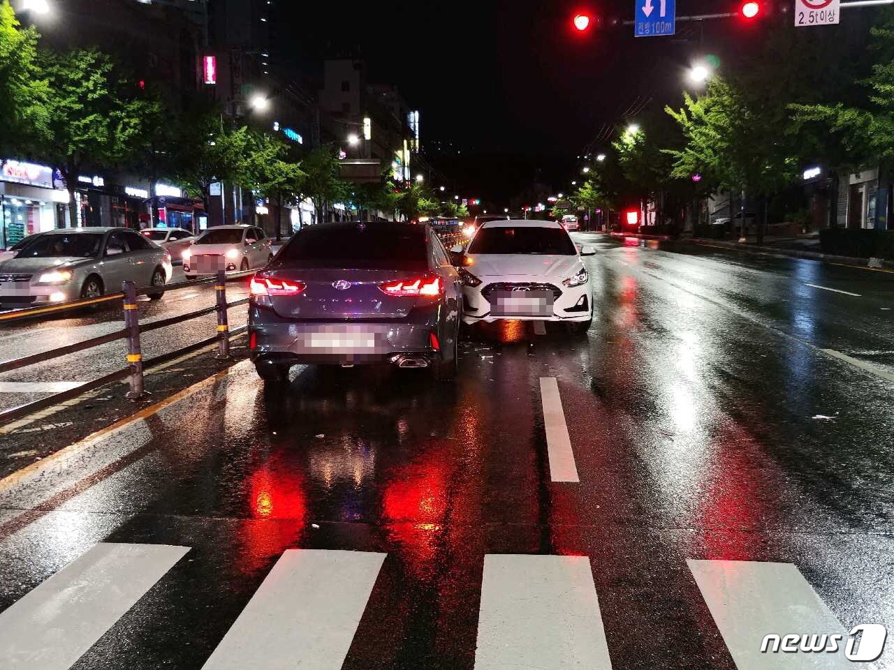 6일 오후 9시21분쯤 부산 부산진구의 한 도로에서 술에 취한 쏘나타 운전자가 150m가량 역주행을 하다 마주오던 차량 2대를 잇따라 들이받았다. 도로 위에 쏘나타가 또다른 쏘나타를 충격하고 멈춰선 모습.(부산지방경찰청 제공)ⓒ 뉴스1