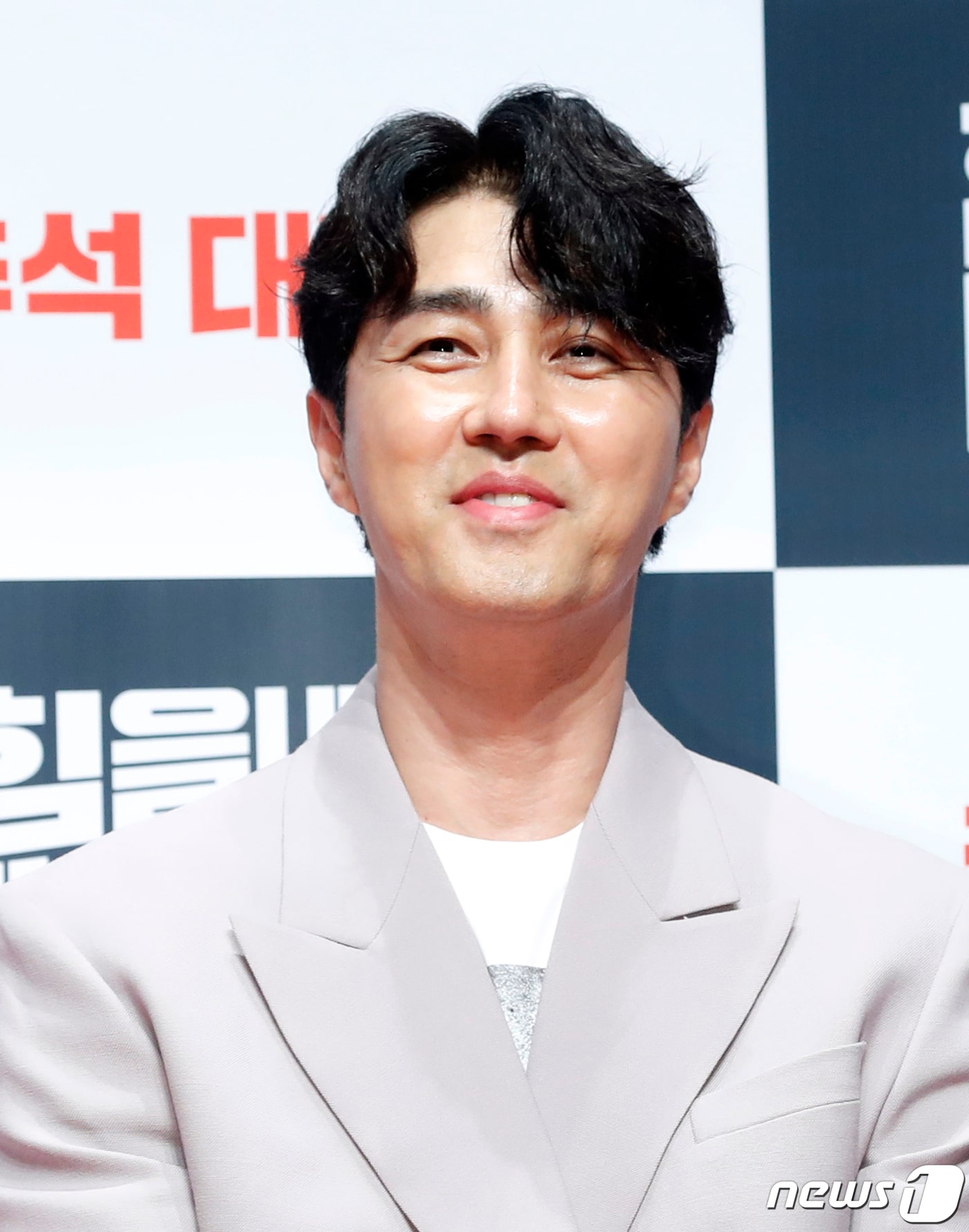 배우 차승원이 7일 오후 서울 강남구 압구정 CGV에서 열린 영화 '힘을 내요, 미스터 리' 제작 보고회에 참석해 미소를 짓고 있다. ‘힘을 내요, 미스터 리’(감독 이계벽)는 아이 같은 아빠 철수(차승원 분)와 어른 같은 딸 샛별(엄채영 분), 마른하늘에 딸벼락 맞은 철수의 좌충우돌 코미디다. 2019.8.7/뉴스1 ⓒ News1 권현진 기자