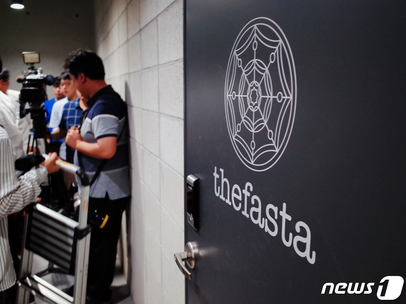 '노쇼' 논란을 빚은 이탈리아 프로축구 세리에A 소속 유벤투스FC와 축구선수 크리스티아누 호날두에 대한 고발사건을 수사하고 있는 경찰이 8일 오전 서울 강남구 세곡동 더페스타 사무실 압수수색을 벌이고 있는 가운데 취재진들이 대기하고 있다. 2019.8.8/뉴스1 ⓒ News1 황덕현 기자