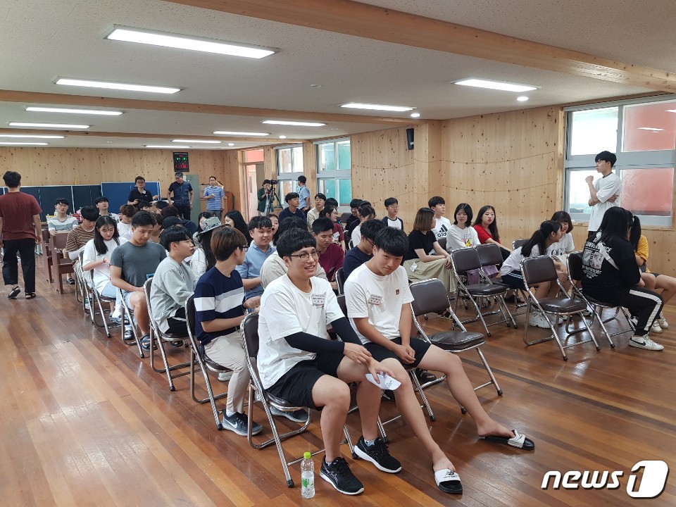 전라북도 서울장학숙 학생들이 8일 군산시 서수면과 임피면 일원에서 농촌봉사활동을 전개하기 위해 여장을 풀고 설명을 듣고 있다.(전북도제공)2019.8.8/뉴스1