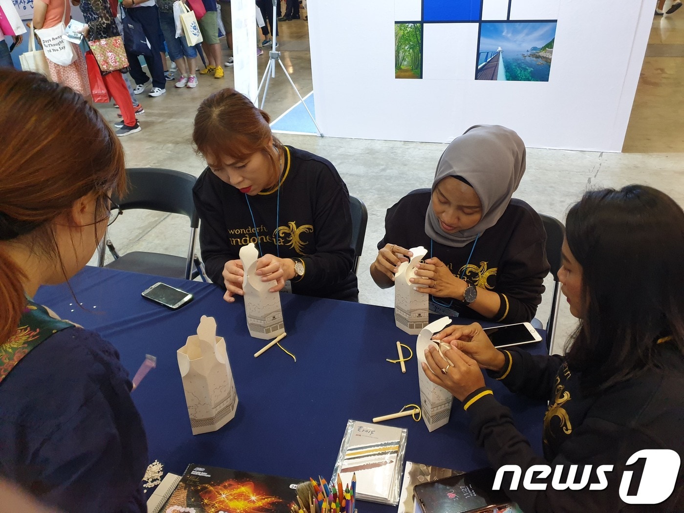 지난 5일부터 8일까지 부산 벡스코에서 열린 ‘제22회 부산국제관광전’에서 전주시 홍보관을 찾은 외국인들이 한지등 만들기 체험을 하고있다.(전주시 제공) 2019.9.10 /ⓒ 뉴스1