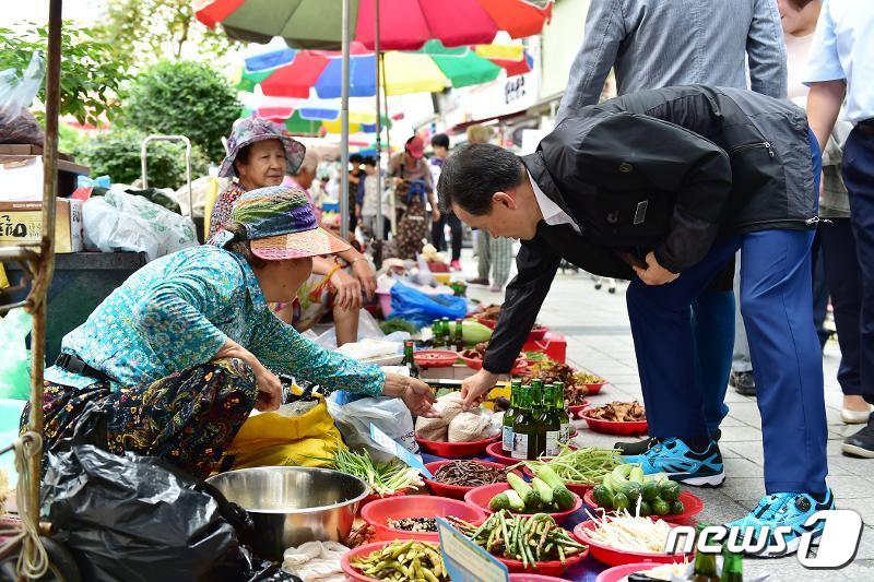 이항진 시장이 전통시장서 추석 성수품을 사고 있다.(여주시 제공) ⓒ News1 김평석 기자