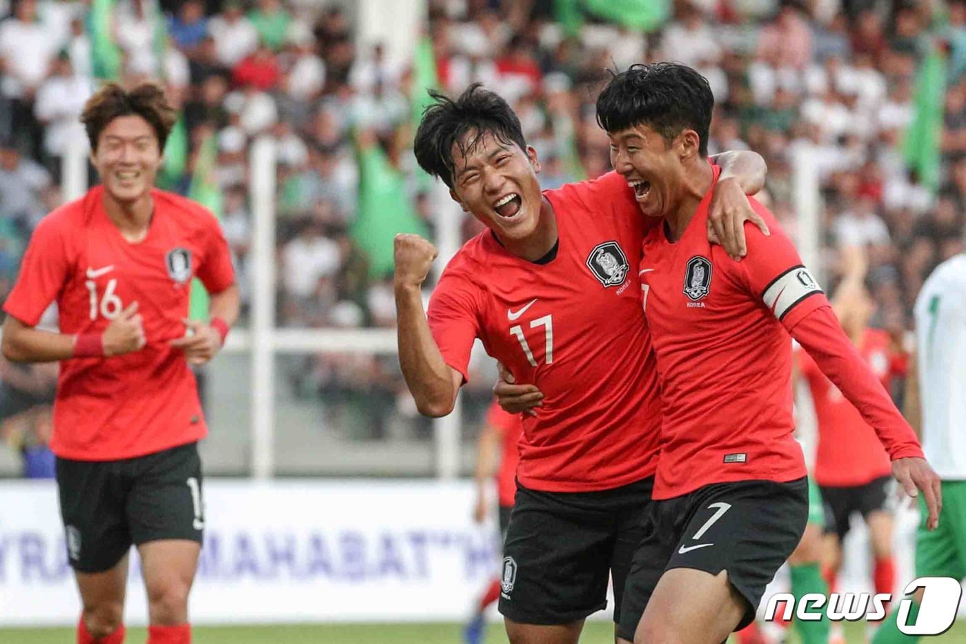10일 오후(현지시간) 투르크메니스탄 아시가바트 코페트다그 스타디움에서 열린 '2022 국제축구연맹(FIFA) 카타르 월드컵 아시아지역 2차 예선' H조 조별리그 1차전 한국과 투르크메니스탄의 경기에서 전반전 나상호가 골을 넣고 손흥민과 기뻐하고 있다. 2019.9.10/뉴스1 ⓒ News1 성동훈 기자