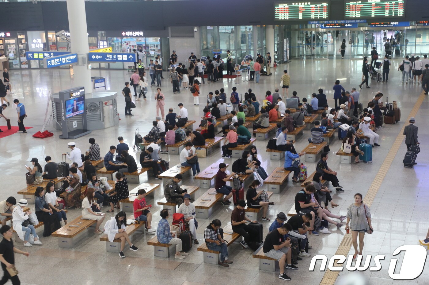추석 연휴를 하루 앞두고 11일 오후 부산역이 귀성길에 오른 시민들로 북적이고 있다.2019.09/11/ⓒ 뉴스1 박세진 기자