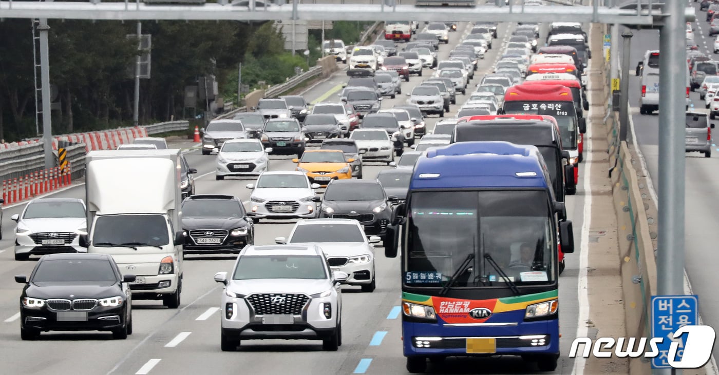 추석 연휴를 하루 앞둔 11일 오후 경기도 오산시 중앙동 오산 IC인근 경부고속도로 하행선이 귀성 차량들로 다소 정체현상을 보이고 있다. 한국도로공사는 "귀성방향은 평소 주말보다 혼잡, 오후 6~7시에는 최대에 이르렀다가 12일 오후 7~8시에나 해소될 것＂이라고 밝혔다.2019.9.11/뉴스1 ⓒ News1 조태형 기자