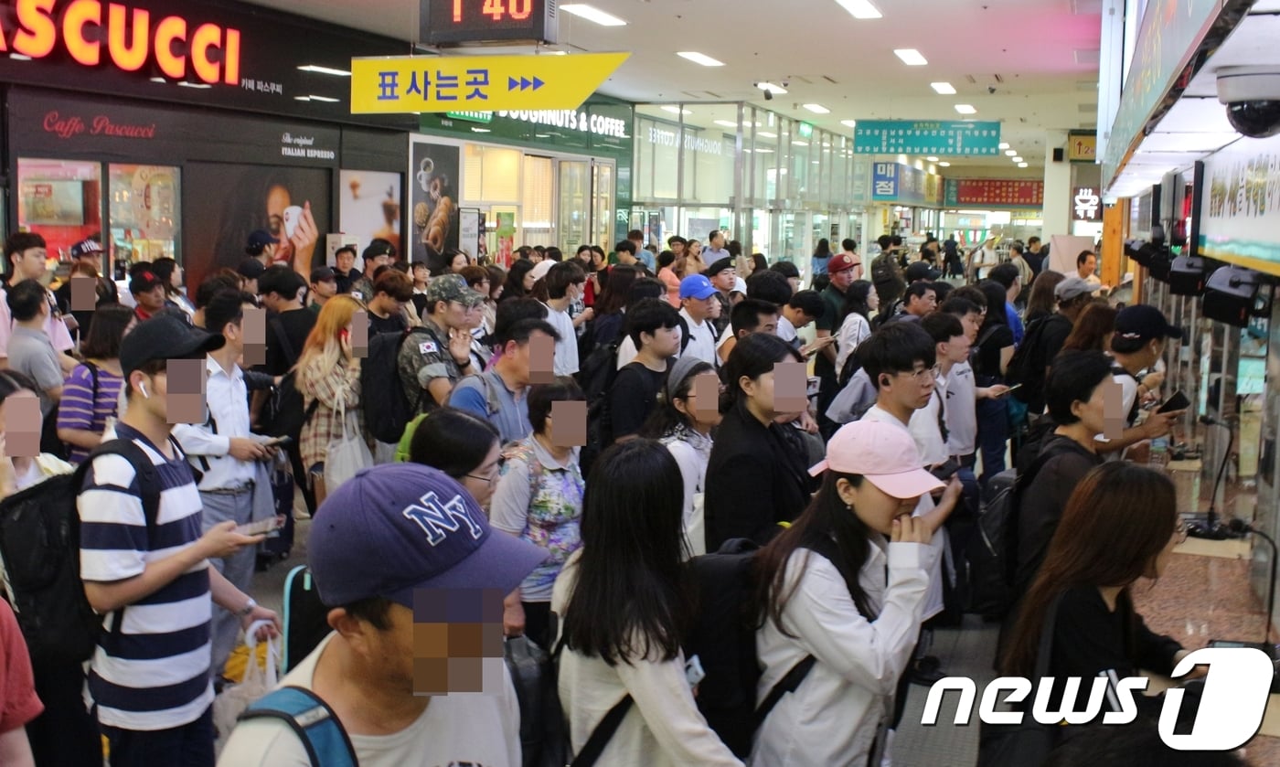 11일 오후 1시쯤부터 버스자동발권 시스템이 다운되면서 청주 가경동 시외버스 터미널과 남부·북부터미널의 자동발권기 작동이 중단돼 이용객들이 큰 불편을 겪었다. 청주시외버스터미널 이용객들이 창구 발권을 위해 기다리고 있다.(시민 제공).2019.9.11/ⓒ 뉴스1