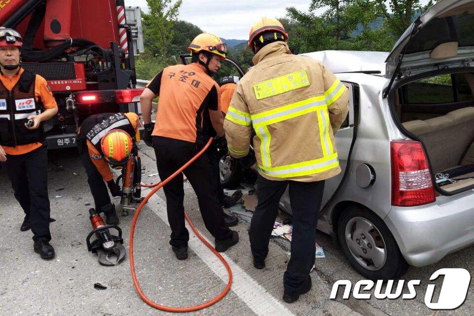 12일 오후 2시15분쯤 강원 원주시 무실동 남원주 나들목 램프 구간에서 코란도와 모닝 승용차가 충돌해 5명이 중경상을 입었다. (강원도 소방본부 제공) 2019.9.12/뉴스1 ⓒ News1
