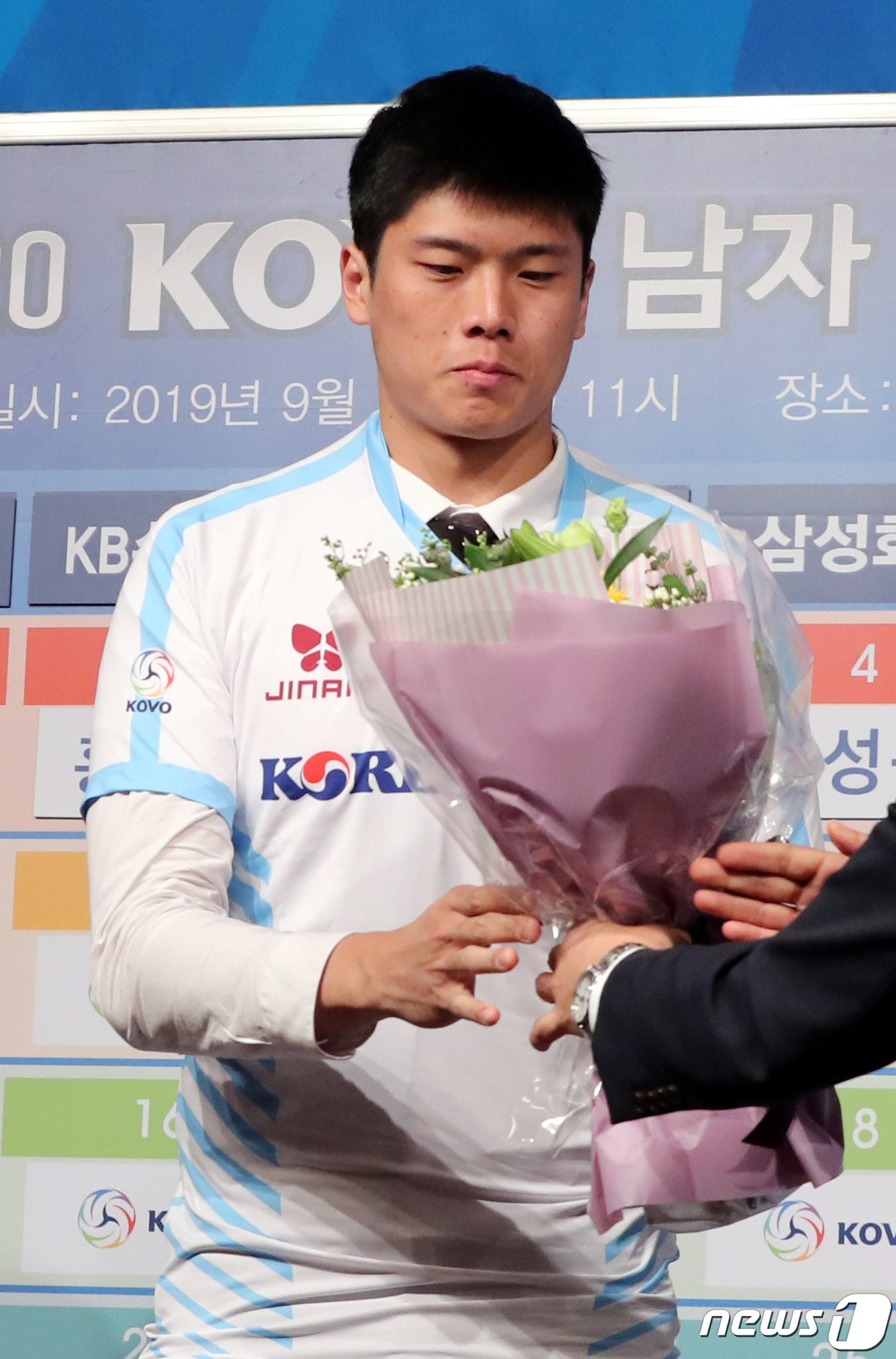16일 오전 서울 강남구 청담동 리베라호텔에서 열린 2019-2020 한국배구연맹(KOVO) 남자 신인선수 드래프트에서 대한항공의 지명을 받은 진 알렉스 지위(경희대)가 꽃다발을 전달받고 있다.2019.9.16/뉴스1 ⓒ News1 이광호 기자