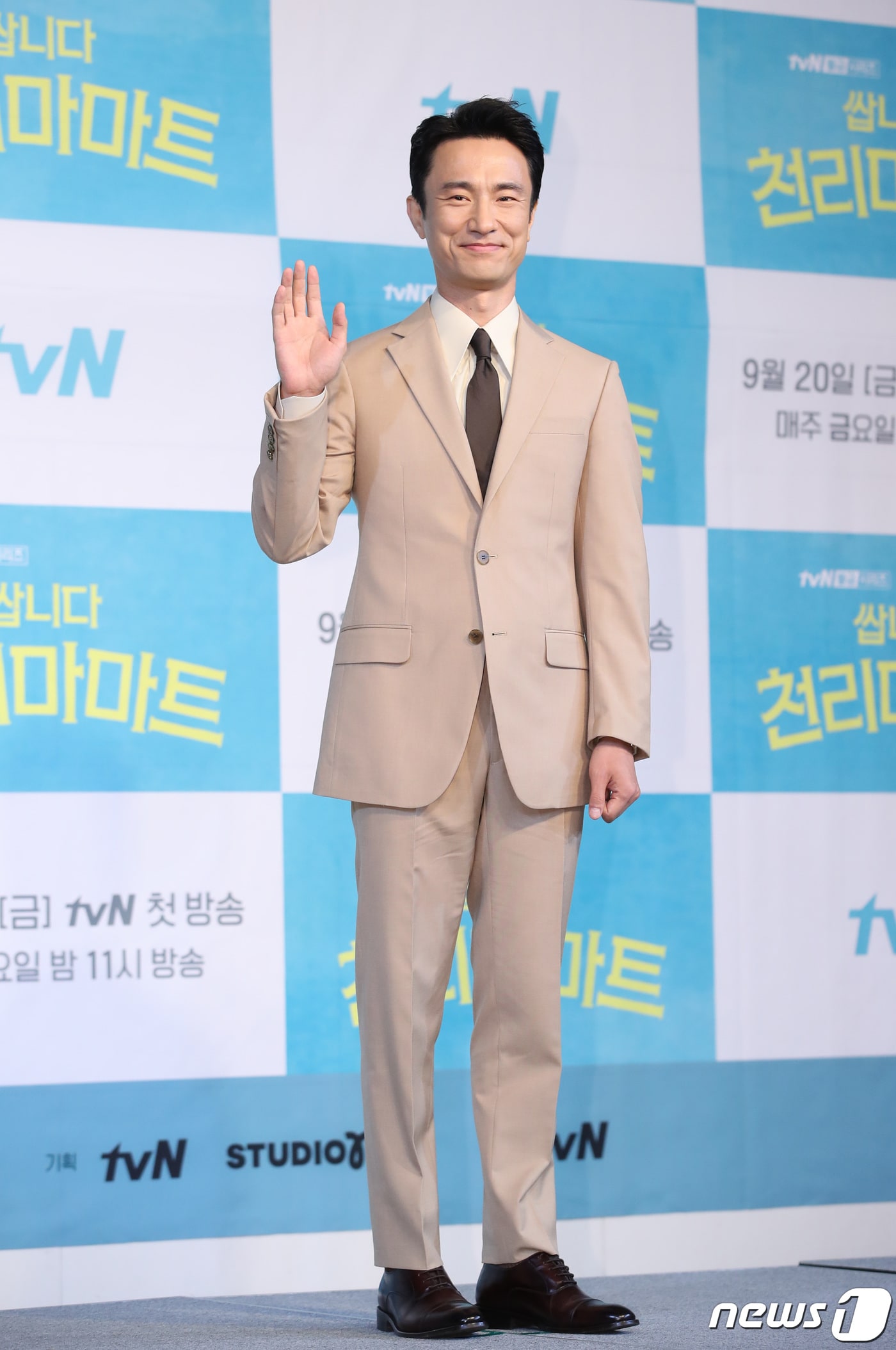 배우 김병철이 16일 오전 서울 베스트웨스턴프리미어서울가든호텔에서 열린 tvN '쌉니다 천리마마트' 제작발표회에 참석해 포즈를 취하고 있다. '쌉니다 천리마마트'는 저품격 무사태평 천리마마트를 기사회생시키려는 엘리트 점장 문석구(이동휘 분)와 마트를 말아먹으려는 휴먼 불도저 사장 정복동(김병철 분)이 주인공인 코믹 드라마이다. 2019.9.16/뉴스1 ⓒ News1 권현진 기자