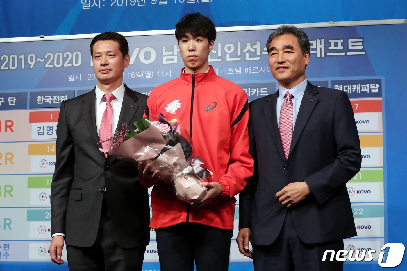 2019-2020 한국배구연맹(KOVO) 남자 신인선수 드래프트에서 전체 1순위로 한국전력의 지명을 받은 김명관(가운데)과 장병철(왼) 감독. 뉴스1 ⓒ News1 이광호 기자