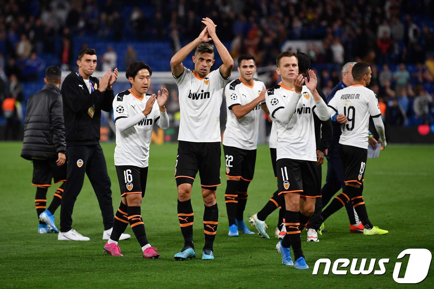 이강인(18·발렌시아)이18일(한국시간) 영국 런던 스탬퍼드브릿지에서 열린 첼시와 2019-20 UEFA 챔피언스리그 조별리그 H조 1차전에 후반 추가시간 교체로 투입, 한국인 역대 최연소 데뷔 기록을 세웠다.ⓒ AFP=뉴스1