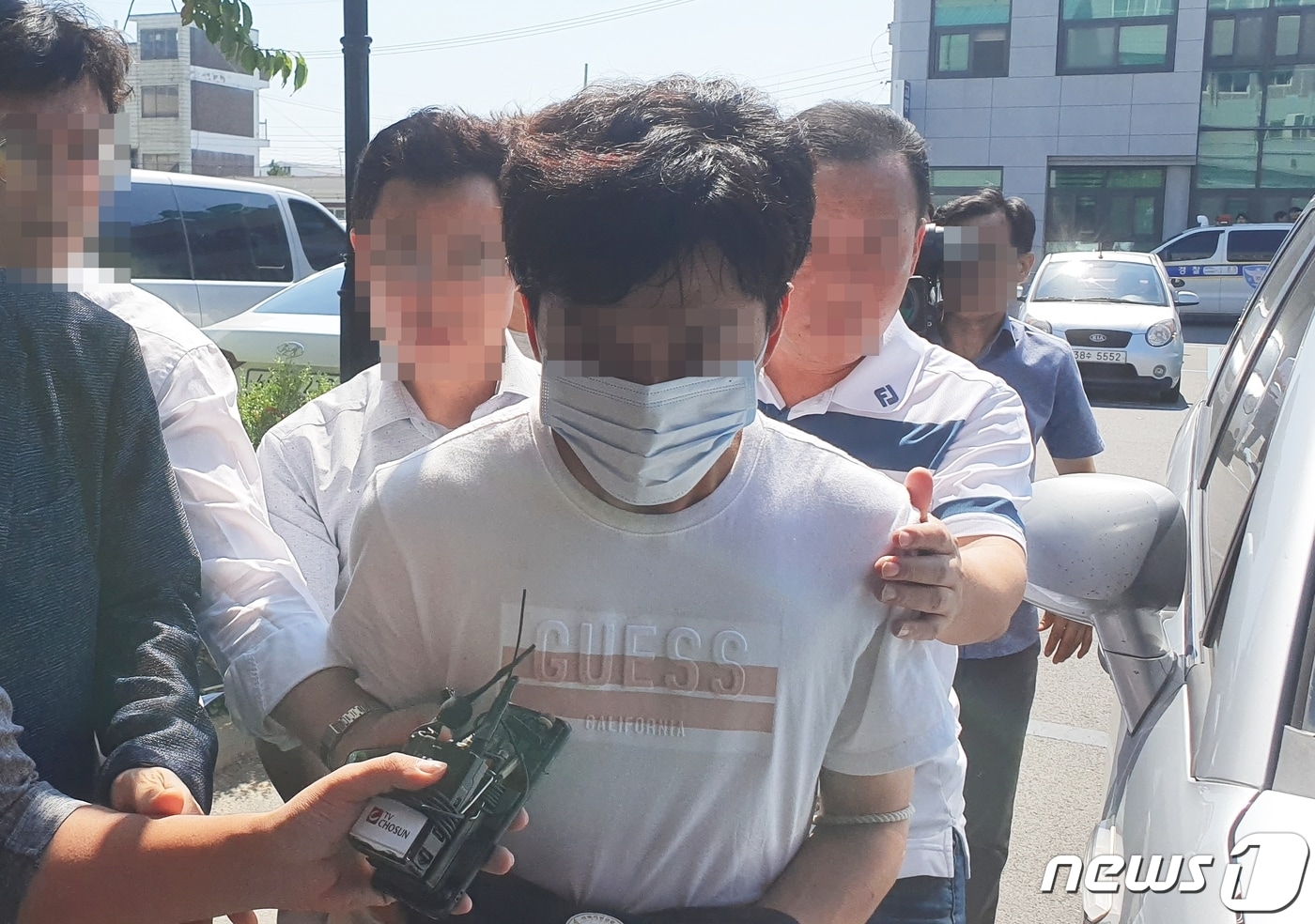 18일 오후 같이 살던 지적장애 여성을 살해 뒤 야산에 암매장한 피의자들이 전주지법 군산지원에서 영장실질심사를 받은 뒤 군산경찰서로 들어오고 있다.2019.9.18/뉴스1 ⓒ News1 박슬용 기자