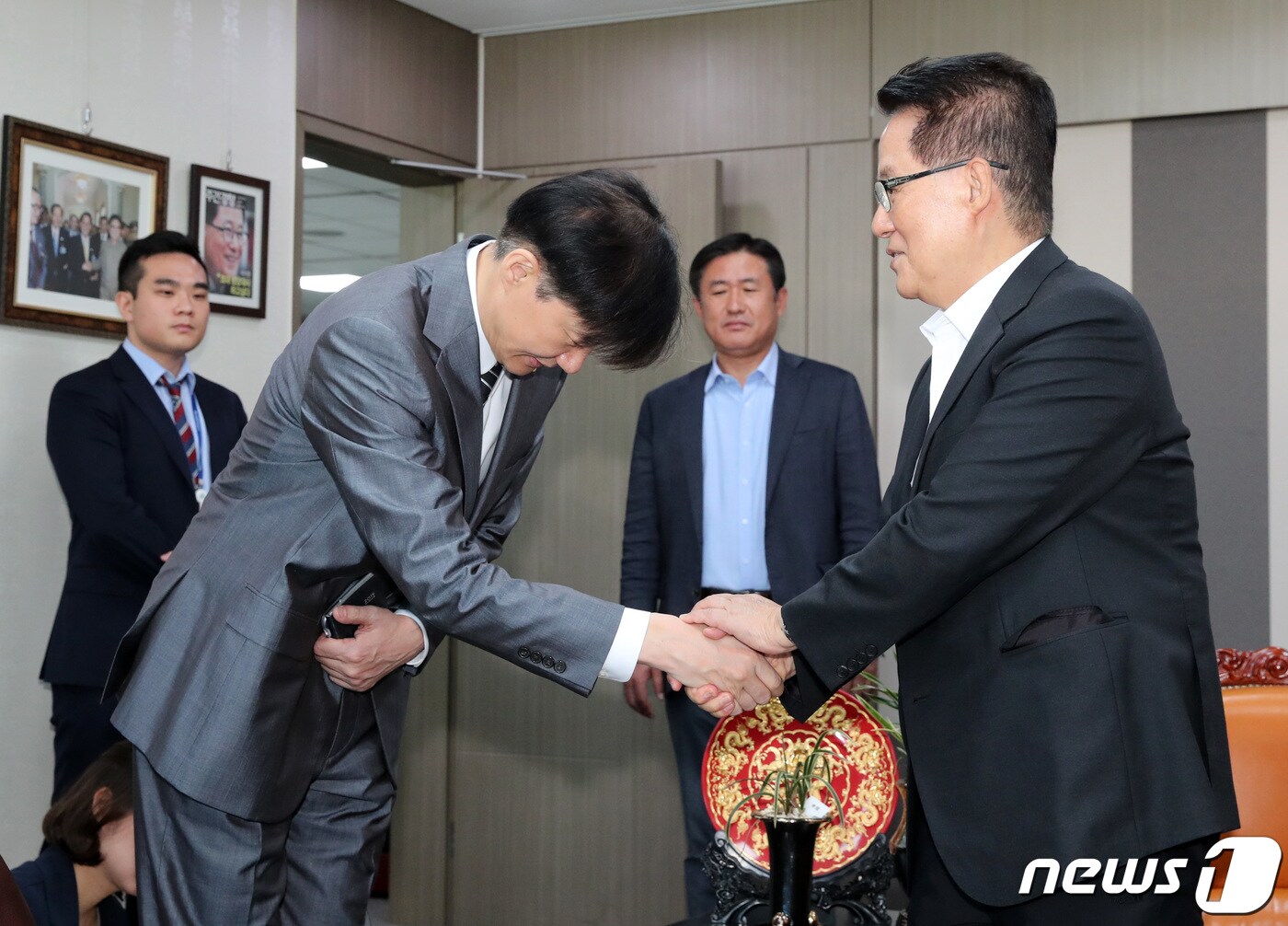 2019년 9월 19일 당시 조국 법무부장관이 서울 여의도 국회 의원회관에서 박지원 대안정치연대 의원을 만나 인사하고 있다. 2019.9.19/뉴스1 ⓒ News1 이종덕 기자