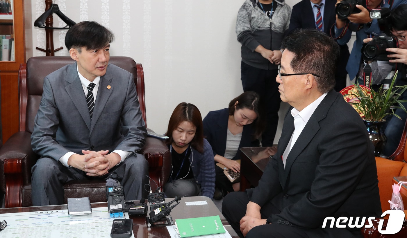 2019년 9월 19일 조국 법무부장관이 서울 여의도 국회 의원회관에서 박지원 대안정치연대 의원을 만나 인사하고 있다. 2019.9.19/뉴스1 ⓒ News1 DB