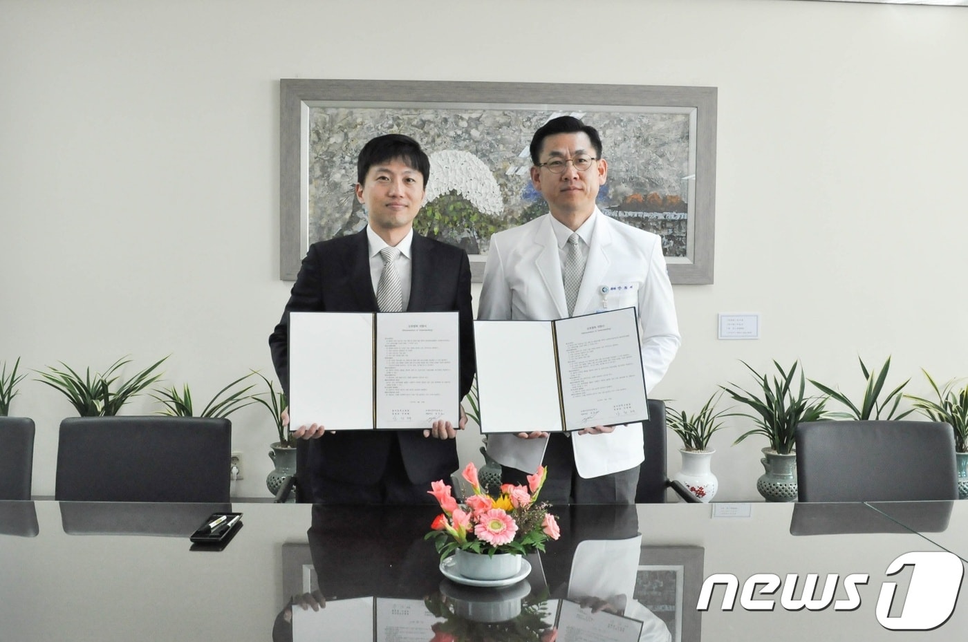 지난 18일 오후 2시쯤 동아대병원 7층 원장실에서 안희배 동아대병원장(오른쪽)과 유진규 에이아이트릭스 대표(왼쪽)이 의료 인공지능연구 사업을 위한 업무협약을 체결하고 기념촬영을 하고있다.(동아대병원 제공)ⓒ 뉴스1