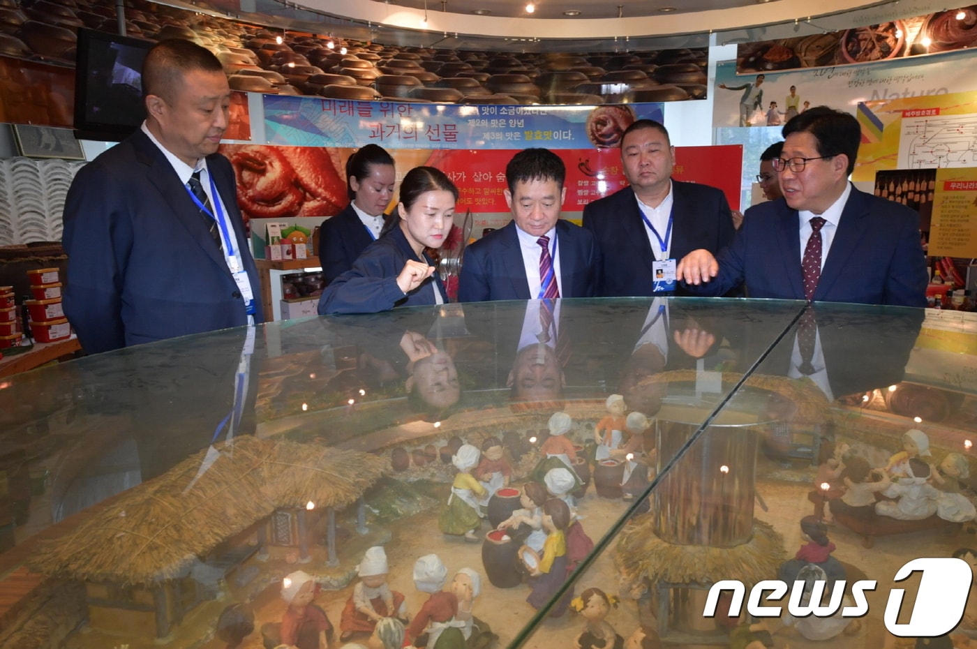 23일 중국 흑룡강성 기업인협회 회장단이 순창 고추장민속마을을 방문하고 있다.(순창군 제공)2019.9.23.ⓒ 뉴스1