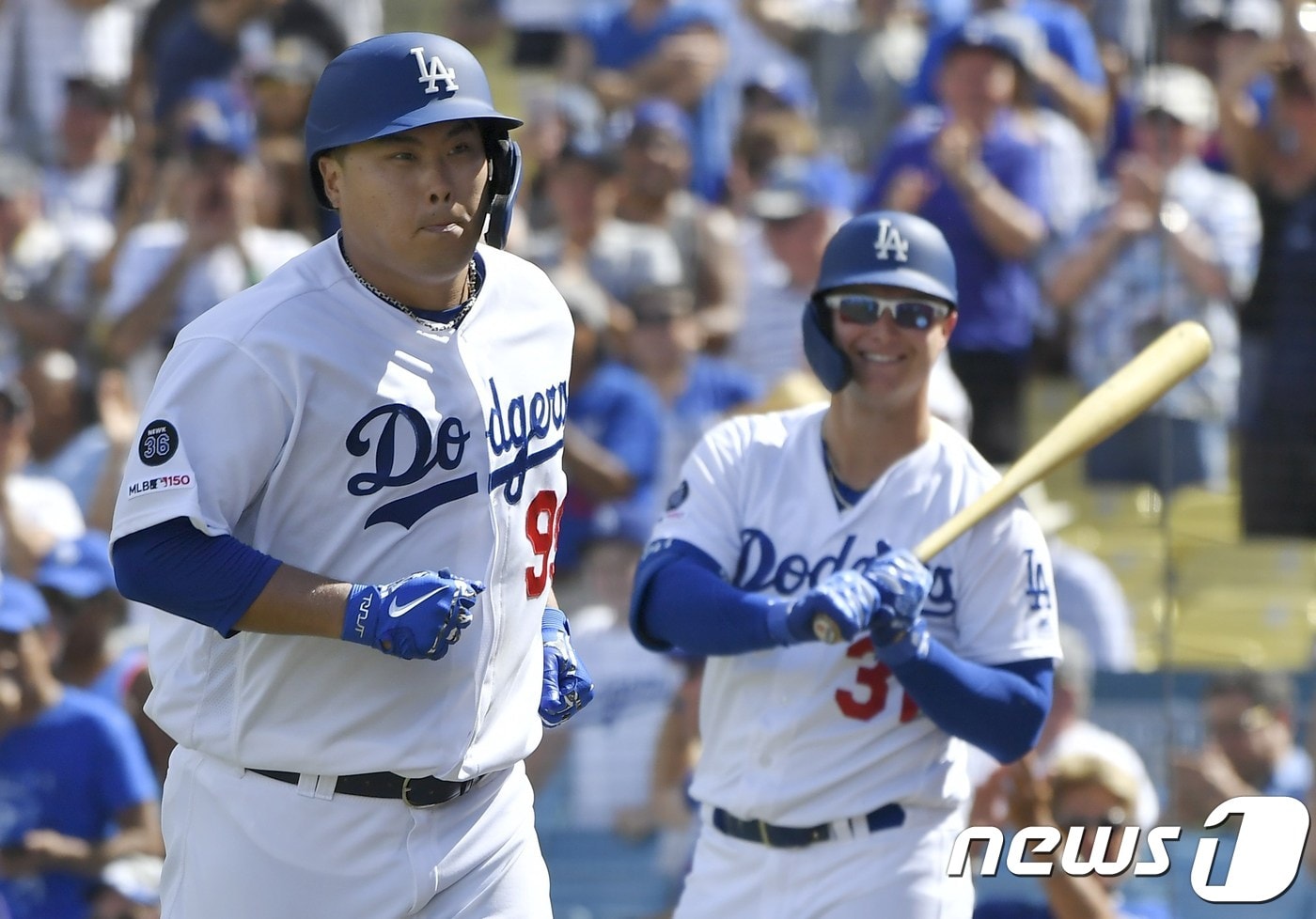 23일(한국시간) 콜로라도 로키스와 홈 경기에서 류현진이 5회말 솔로 홈런을 치고 더그아웃으로 들어가고 있다. 작 피더슨(오)이 류현진을 보고 미소짓고 있다. ⓒ AFP=뉴스1