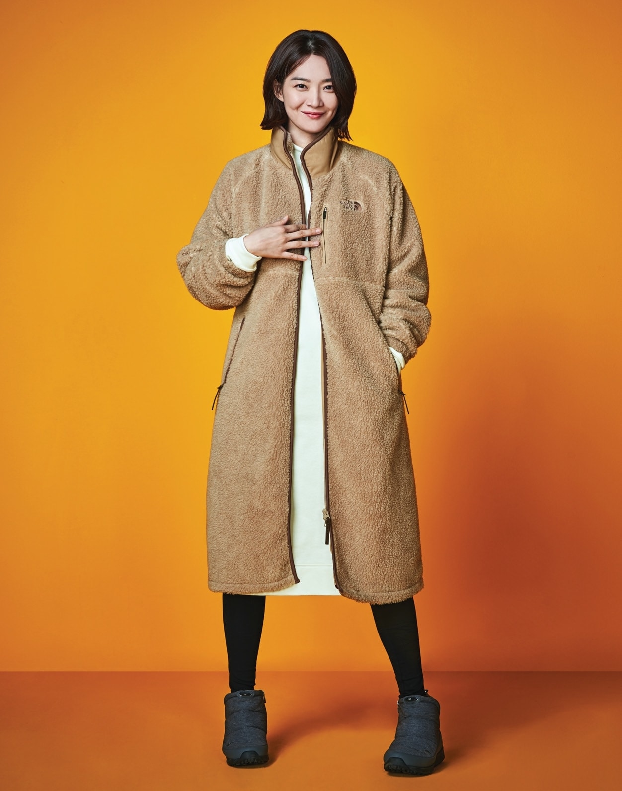 노스페이스 '롱 테디 코트'를 착용한  배우 신민아.ⓒ 뉴스1