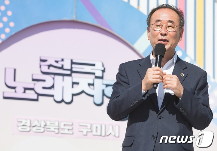 24일 장세용 경북 구미시장이 동락공원에서 열린 '구미공단50주년기념 KBS전국노래자랑'녹화방송에서 인사말을 하면서 "박정희 대통령이 구미공단을 개설해 대한민국을 먹여 살렸다"는 발언을 하고 있다 (구미시제공)2019.9.24/뉴스1ⓒ 뉴스1 ⓒ News1 정우용 기자