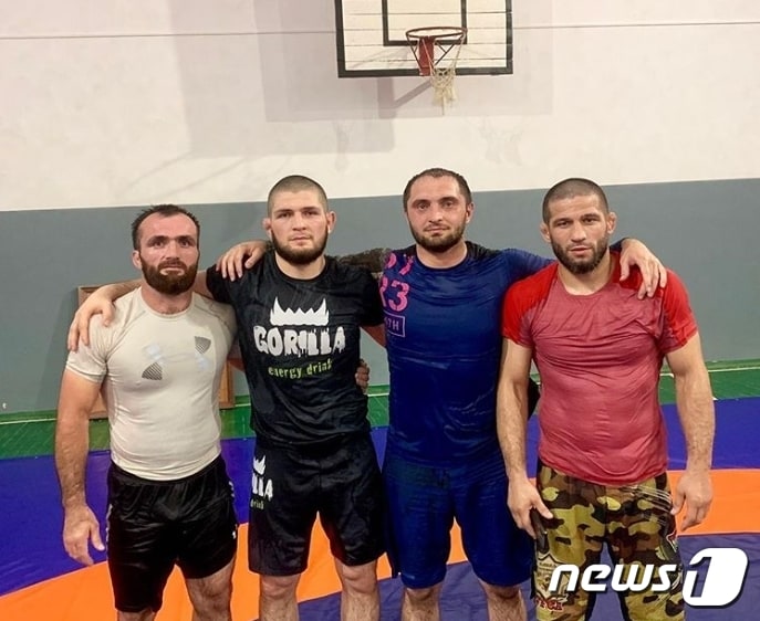 샤밀(오른쪽 끝)이 사촌 동생 하빕(왼쪽에서 두 번째)과 함께 훈련하며 권아솔과의 맞대결을 준비하고 있다. ⓒ 뉴스1