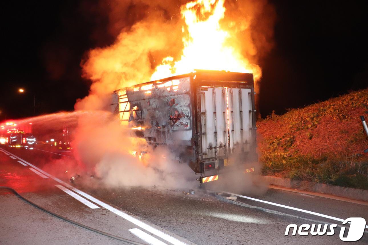 25일 오전 1시8분쯤 전남 장성 고창담양고속도로 장성3터널 인근에서 25톤 화물차에서 불이 나 소방당국이 불을 진화하고 있다.(장성소방서 제공) 2019.9.25 /뉴스1 ⓒ News1
