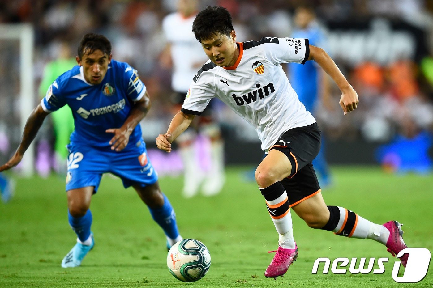 스페인 프리메라리가 발렌시아의 이강인 25일 올 시즌 첫 선발 출전한 경기에서 데뷔골을 터뜨렸다. 이강인은 헤타페와의 리그 6라운드 홈경기에 선발 출전해 전반 38분 모레노의 크로스를 오른발 슛으로 연결해 자신의 데뷔골을 성공시켰다./뉴스1 ⓒ AFP=뉴스1