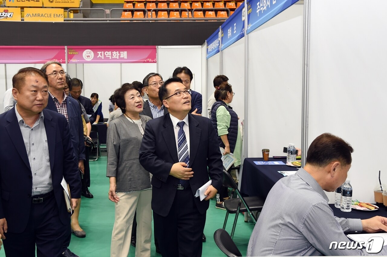 의정부시 2019 채용박람회장을 둘러보는 홍귀선(사진 가운데) 부시장과 박성복(사진 왼쪽) 일자리경제과장 ⓒ 뉴스1