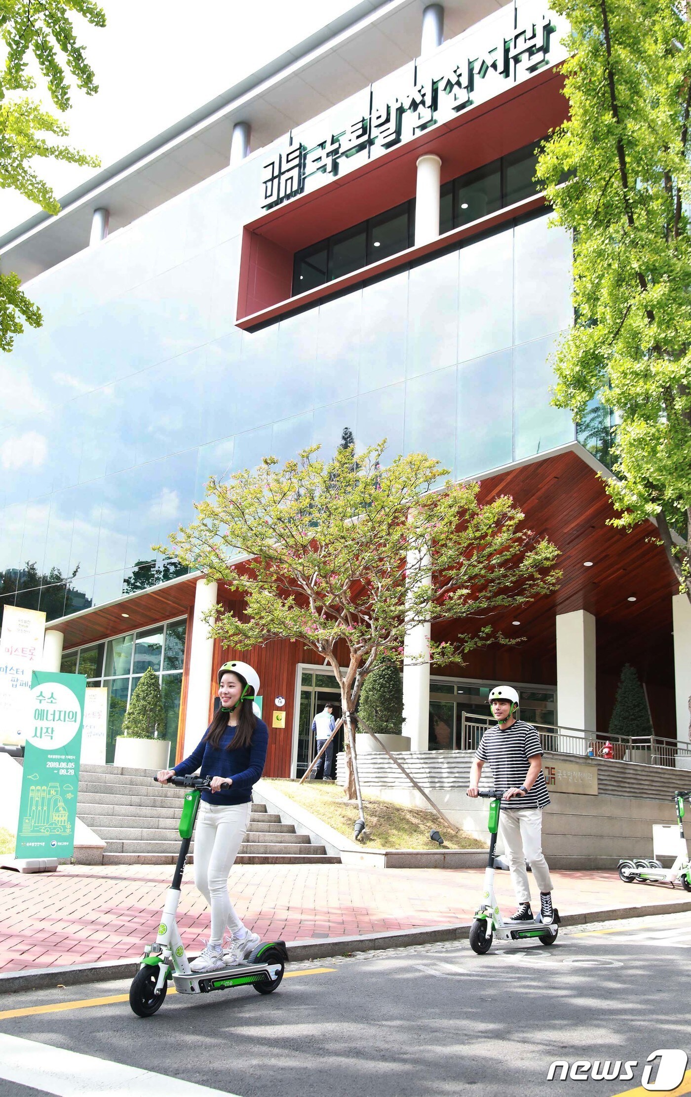 27일 서울 중구 정동에서 열린 킥보드 안전교육 프로그램 '퍼스트라이드 서울'에서 시민들이 킥보드를 타고 있다. (라임코리아 제공) 2019.9.27/뉴스1